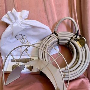 Garden Glory wallmount and hose in beige.